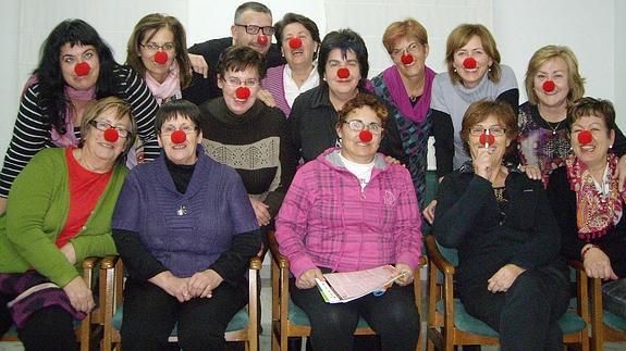 Participantes en el taller que se celebra en Coca posan con nariz de clown junto a Javier Casado. 