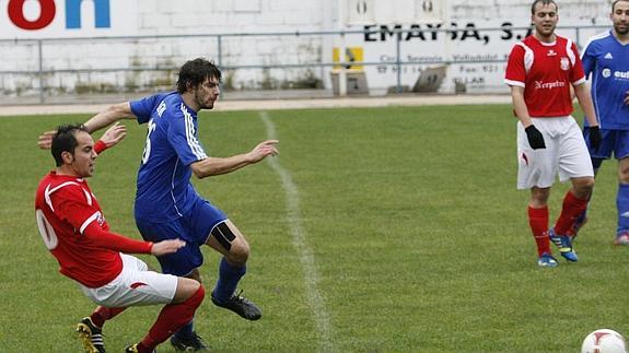 Demi trata de esquivar la entrada de un rival. 
