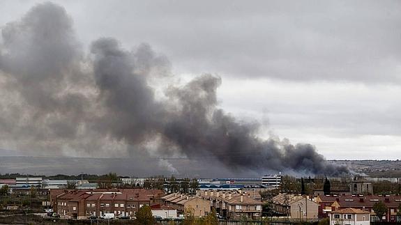 Vista del humo del incendio que ha causado daños muy graves en la planta principal de la empresa cárnica Campofrío en Burgos.