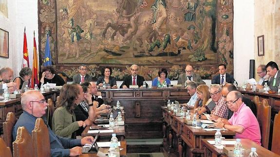 Reunión mensual del Consejo de Gobierno de la Universidad en la antigua Capilla del Estudio.