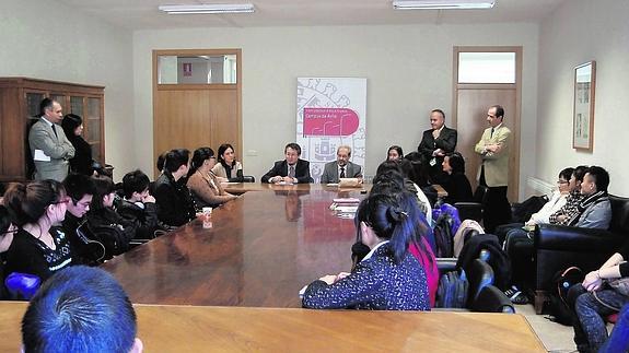 Reunión del rector DanielHernández Ruipérez con representantes de la Embajada de China y alumnos de aquel país, celebrada en el campus abulense de la Universidad.