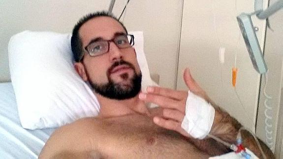 El escolta del Quesos Cerrato Palencia Romà Bas tras la operacion de los ligamentos de la rodilla derecha en el Hospital Fremap de Majadahonda