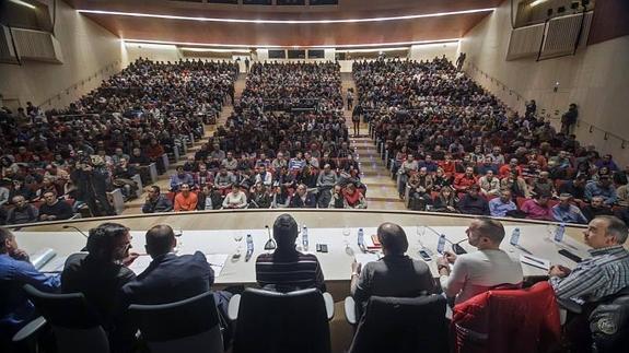 Asamblea de ayer del director general de Campofrío España, Ignacio González, con miembros del comité de empresa y trabajadores de la planta de Burgos. 