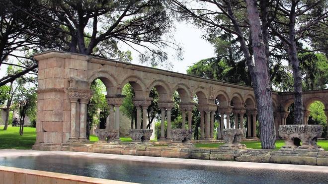 El claustro permanece ajeno a la polémica en la finca privada de Palamós en la que reside desde hace décadas. 