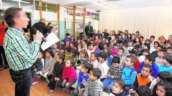 Roberto Casares, director del colegio Pan y Guindas, se dirige a los alumnos antes de la lectura del manifiesto por la infancia.