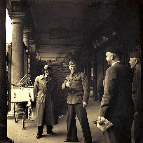Suboficial de la Legión Cóndor en la calle Ferrari eL 18 de mayo de 1938 junto a otras tres personas; una de ellas con El Norte de Castilla en la mano. 