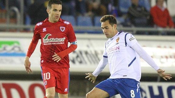 El numantino Julio Álvarez y el zaragocista Lolo, durante el partido.