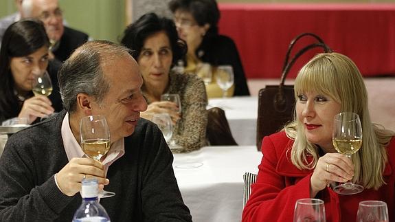 Dos asistentes intercambian opiniones sobre el vino. 