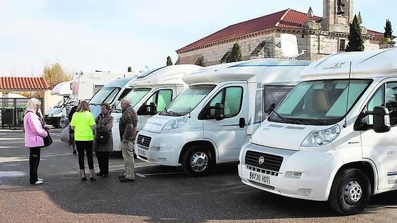 Autocaravanas instaladas en el área Santa Cruz de Torquemada. 