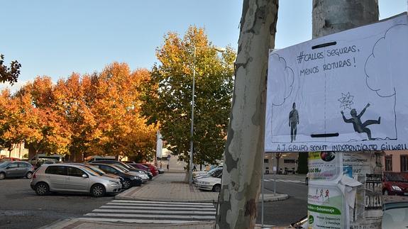 Cartel, en uno de los árboles de la calle Fuente el Sol, en La Victoria.