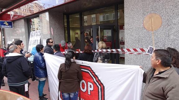Los manifestantes precintan la oficina del Banco Popular de la avenida de Segovia. J. S.