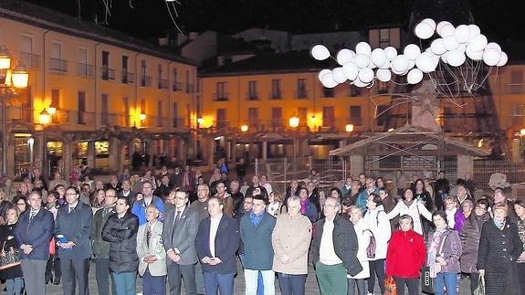 Suelta de globos blancos en la Plaza Mayor, con motivo del Día Internacional contra la Violencia Machista.