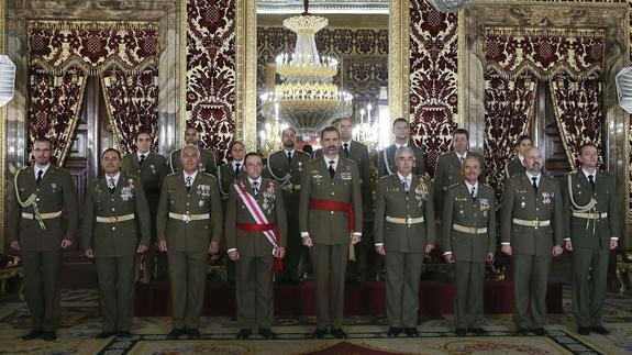 El Rey Felipe VI posa con una delegación de la Academia de Artillería. Efe