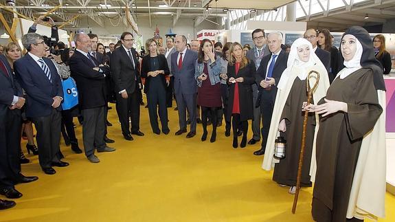 La consejera Alicia García, con las autoridades palentinas.