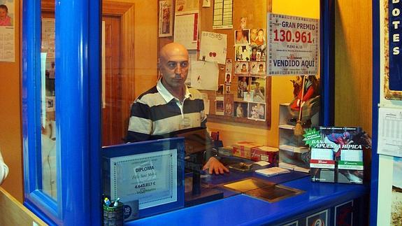 Daniel Sanz Jimeno, propietario del estanco donde se selló la quiniela ganadora.
