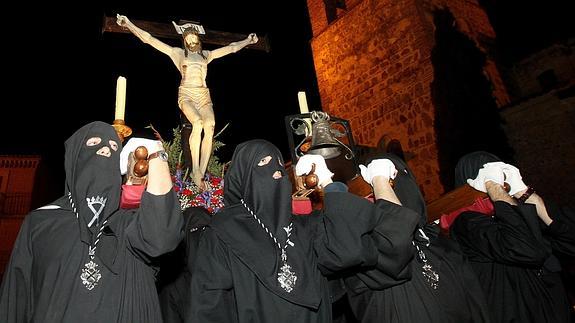 Los penitentes portan en andas el Cristo de la Paciencia.