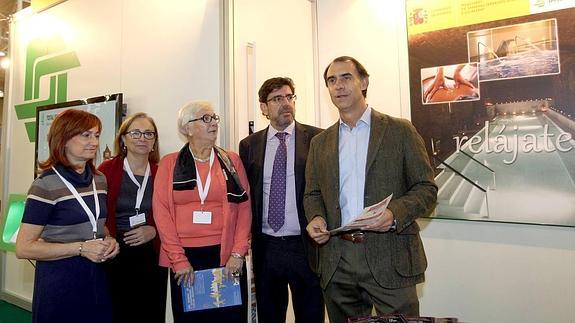 El director general del Imserso, César Antón, a la derecha, visita el stand del Instituto en Intur  