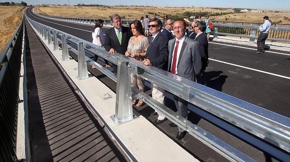 Los consejeros Antonio Silván y Silvia Clemente, el presidente de la Diputación, Francisco Vázquez y el alcalde de Palazuelos, Jesús Nieto, en la inauguracion del vial de Palazuelos de Eresma.