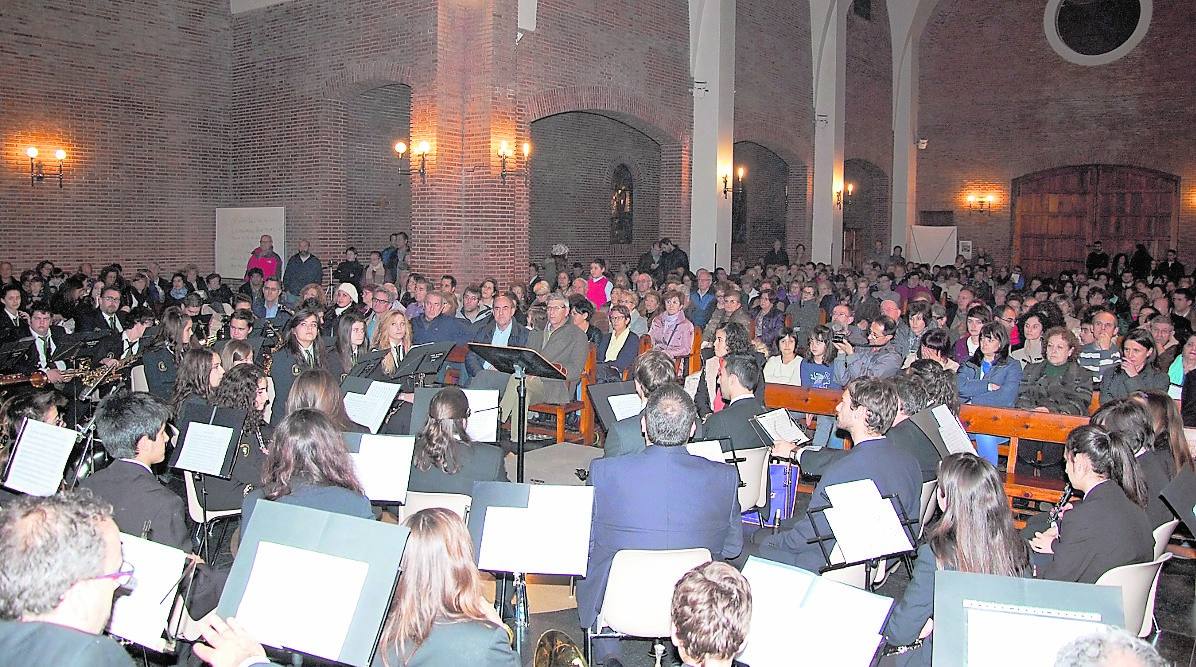Un momento de la interpretación de la Banda, en la iglesia de Santa Bárbara.