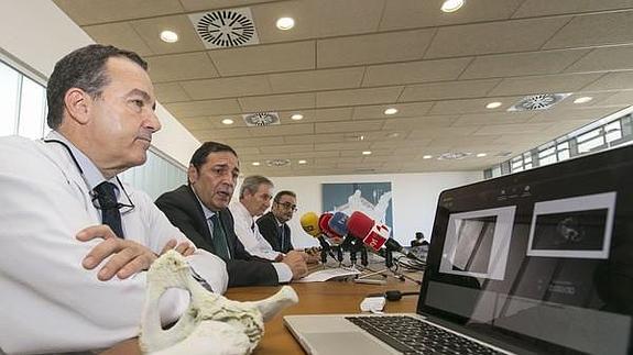 El consejero de Sanidad, Antonio María Sáez (2I), informa sobre la primera intervención quirúrgica en Castilla y León planificada a través de una réplica en 3D. Le acompañan Manuel García Alonso (I), jefe de Servicio de Traumatología y Cirugía Ortopédica del Hospital Universitario Rio Hortega, José Miguel García Vela (2i), director médico del Hospital Universitario Río Hortega, y Rafael Sánchez (D), director general de Planificación e Innovación de la Consejería de Sanidad. 