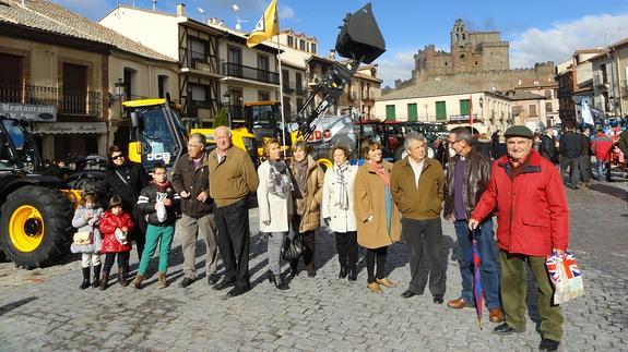 Asistentes a la feria, en la Plaza Mayor, donde estaba expuesta la maquinaria.