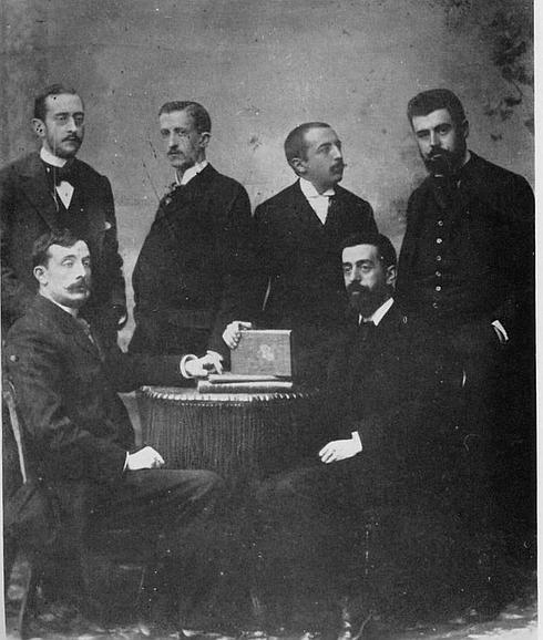 La redacción de El Norte de Castilla en 1893. De izquierda a derecha, Isidoro Coloma, Manuel Gómez Acelga, Juan Cortés, Santiago Alba, y sentados, Raimundo Castro y César Silió