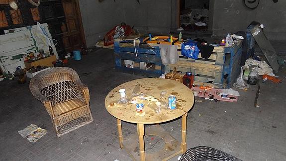 Una de las  estancias habitadas por los indigentes, que ocupan desde hace un año el antiguo cuartel de Artillería. 