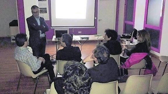 El presidente de la Asociación TDA-H, José Antonio Hoyos, de pie, durante la charla que impartió en Guardo.
