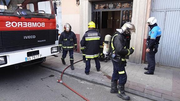 Los bomberos trabajan en la extinción del incendio en el número 88 del paseo del Cauce. 