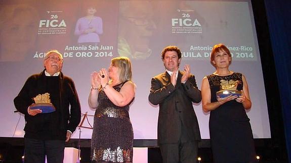 Giménez-Rico, junto a la alcaldesa de Aguilar, María José Ortega; el concejal de Cultura, Ángel Aparicio, y Antonia San Juan.
