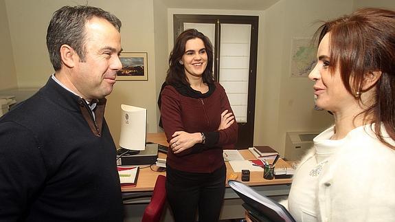 La consejera (derecha) conversa con Joaquín y Bustar López. 