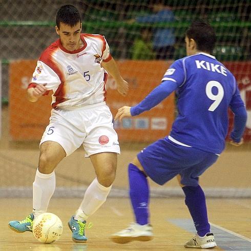 Edu realiza un pase durante el partido. 