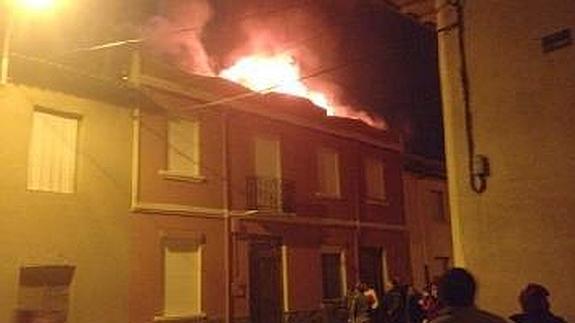 Un incendio calcina por completo una vivienda en la localidad de Villarejo