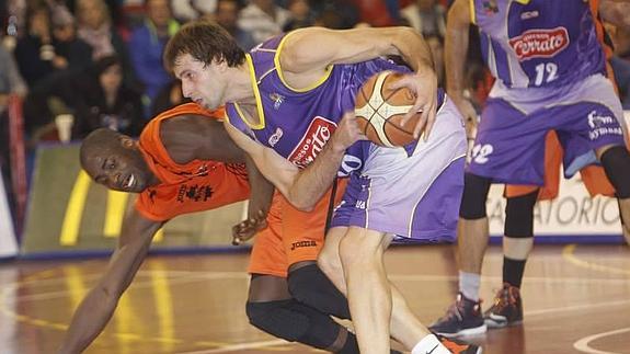 Urko Otegui protege el balón ante Michael Fakuade, este viernes, en el Pabellón Marta Domínguez. 