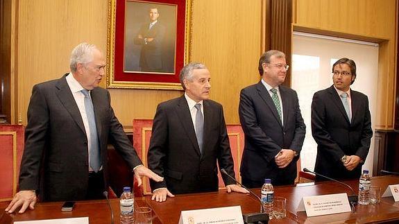 Representantes de las principales instituciones, durante la celebración.