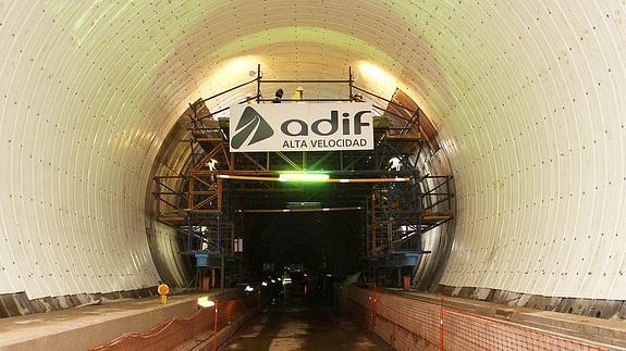 Imagen de los trabajos en el interior de uno de los tubos de la Variante de Pajares.