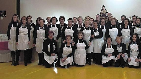 Las vecinas de Morille que se encargan de vender los dulces de las monjas junto a los miembros del Ayuntamiento.