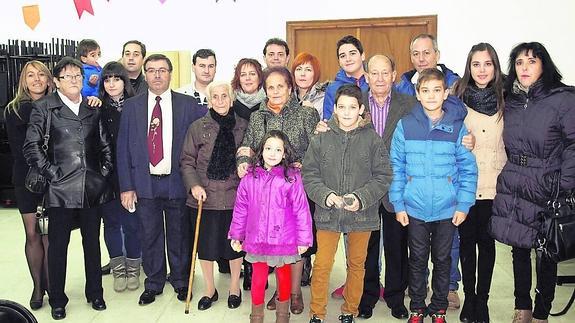 Bernabela González junto a su familia ayer en El Maíllo. 