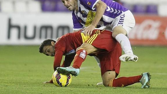 Leão intenta arrebatar el balón a Joselu, el pasado domingo.G. VILLAMIL