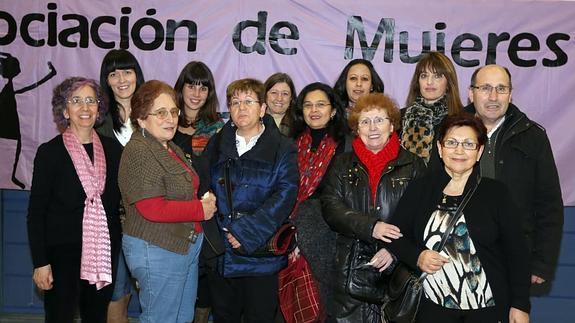 Representantes de la asociación vecinal y el colectivo de mujeres de La Rondilla.