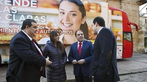 El presidente de la Cámara de Soria, Alberto Santamaría, con Soraya Mayo y Lorenzo Amor, de ATA. / EFE