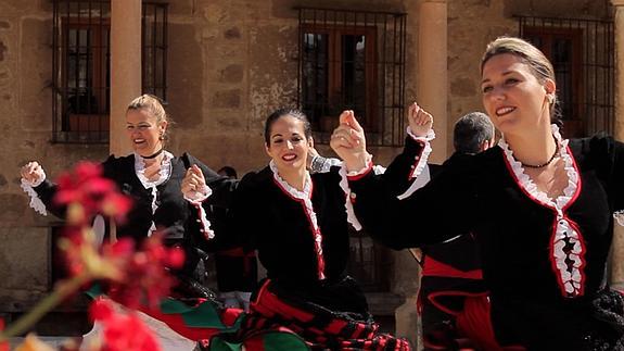 Actuación del grupo de danzas Emperador Teodosio. 