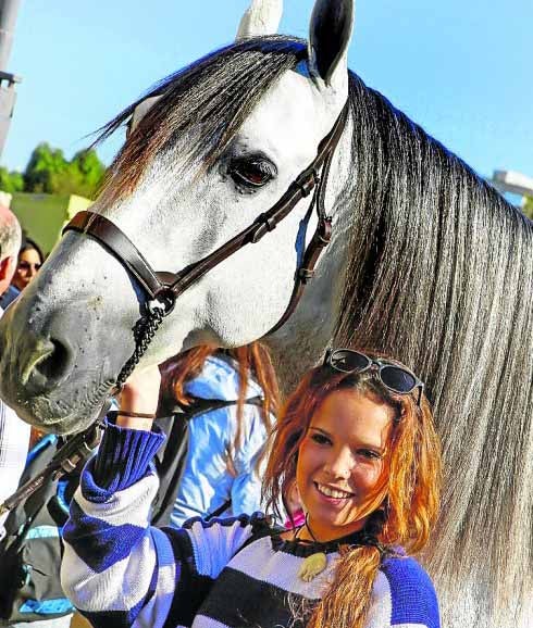 Gloria Camila posa con un caballo de pura raza española. 