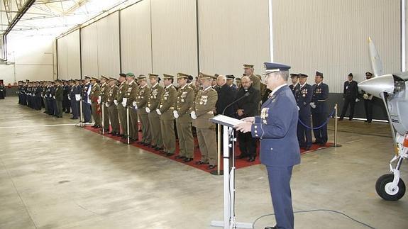 El coronel Vicente Giráldez, durante su discurso en la base de Villanubla. 