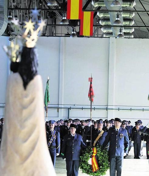 La celebración contó con un homenaje a los caídos, en el que se depositó una corona de laurel delante de la Virgen. 