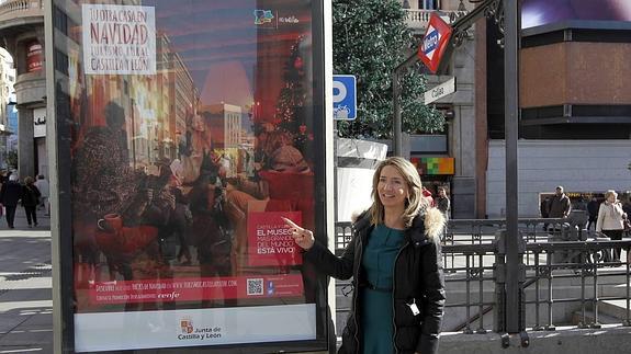 La consejera de Cultura y Turismo, Alicia García, delante de uno de los carteles de la nueva campaña en Madrid.