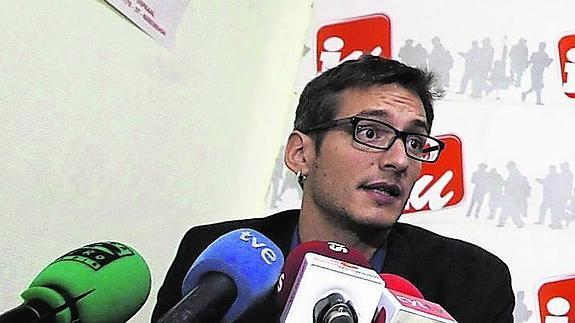 Gorka Esparza interviene en una rueda de prensa de IU. 