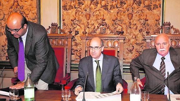 Carlos García Sierra, Javier Iglesias y Francisco Albarrán, en una sesión del pleno de la Diputación. 