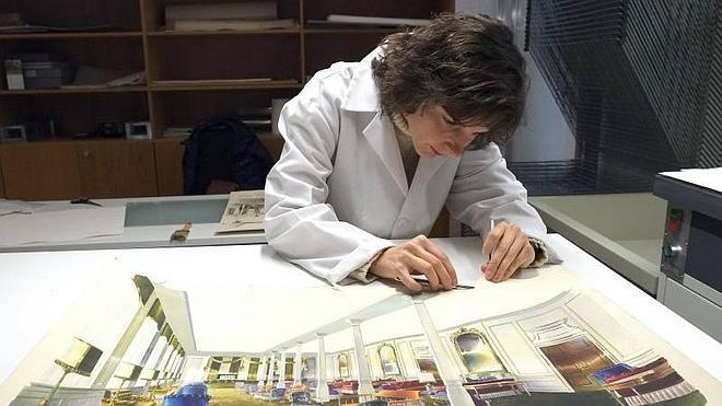 La restauradora del archivo de San Agustín Elisabet Monclús, con uno de sus trabajos. 