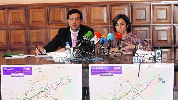 Santiago Tejedor y Paloma Rivero presentan las modificaciones del autobús urbano.
